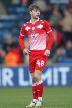 Barnsley takımından Luca Connell 2 Mart 202 'de Adams Park, High Wycombe' da Wycombe Wanderers-Barnsley maçında