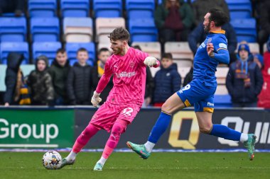 Blackpool 'dan Daniel Grimshaw, 2 Mart 202' de Croud Meadow, Shrewsbury, İngiltere 'de oynanan Skrewsbury Town-Blackpool maçında sahada topu temizliyor.