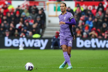 Liverpool 'dan Virgil van Dijk Premier League maçı sırasında Nottingham Forest Liverpool' a karşı City Ground, Nottingham, 2 Mart 202