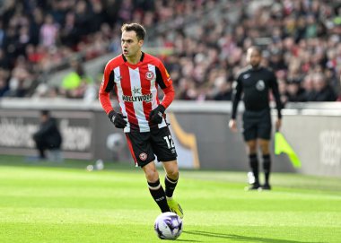Brentford 'dan Sergio Reguiln, Premier League maçında Brentford Chelsea' ye karşı Gtech Community Stadyumu, Londra, 2 Mart 2024