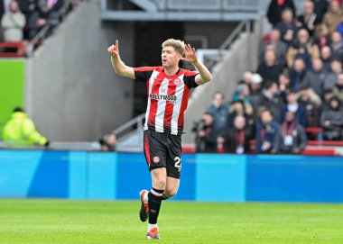 Brentford 'dan Nathan Collins, Premier Lig maçı sırasında Brentford Chelsea' ye karşı Gtech Community Stadyumu, Londra, 2 Mart 202