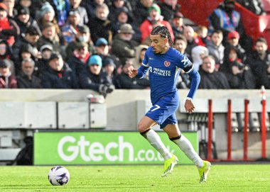 Chelsea takımından Malo Gusto, Premier League maçında Brentford Chelsea 'ye karşı Gtech Community Stadyumu' nda 2 Mart 202 'de oynanan karşılaşmada topu ileri attı.