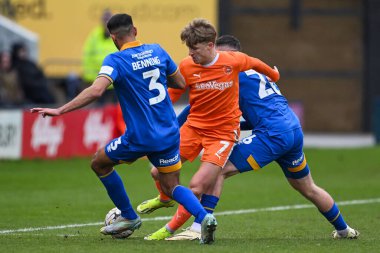 Blackpool 'dan George Byers ve Shrewsbury Town' dan Malvind Benning, 2 Mart 202 'de Croud Meadow, Shrewsbury' de oynanan Sky Bet 1 karşılaşmasında top için mücadele ettiler.