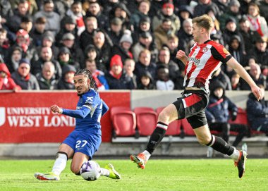 Chelsea 'den Malo Gusto, Premier League maçında Brentford Chelsea' ye karşı Gtech Community Stadyumu 'nda 2 Mart 202' de topu geçiyor.