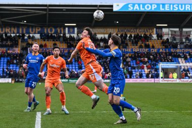 Blackpool 'dan Matty Virtue topu 2 Mart 202' de Croud Meadow, Shrewsbury, İngiltere 'deki Shrewsbury Town-Blackpool maçında fırlatıyor.