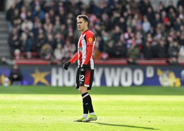 Brentford 'dan Sergio Reguiln, Premier League maçı sırasında Brentford Chelsea' ye karşı Gtech Community Stadyumu, Londra, Birleşik Krallık, 2 Mart 2024