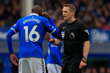 Hakem Craig Pawson, Everton-West Ham United Premier Lig maçı sırasında İngiltere 'nin Liverpool kenti Goodison Park' ta Abdoulaye Doucoure ile bir konuşma yaptı.