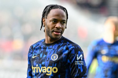 Chelsea 'den Raheem Sterling, Premier League maçında Brentford Chelsea' ye karşı Londra 'daki Gtech Community Stadyumu' nda 2 Mart 202 'de oynanan karşılaşma öncesinde ısınıyor.