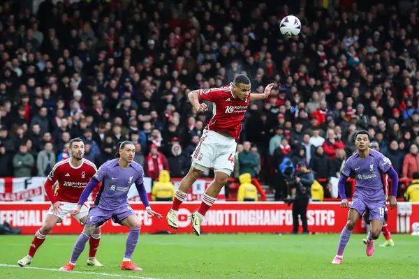 Nottingham Ormanı 'ndan Murillo Premier Lig maçında Nottingham Forest, Liverpool' a karşı City Ground, Nottingham, İngiltere 'de 2 Mart 202' de oynanan maçta topu açık farkla önde götürüyor.