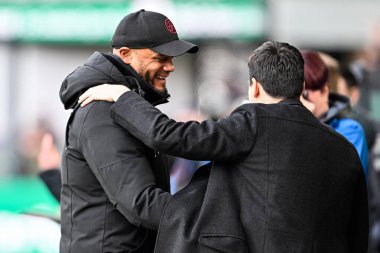 Burnley ve Bournemouth 'un Andoni Iraola teknik direktörü Vincent Kompany, 3 Mart 202' de Burnley, Burnley, İngiltere 'de Bournemouth' a karşı oynanan Premier Lig maçında kucaklaşır.