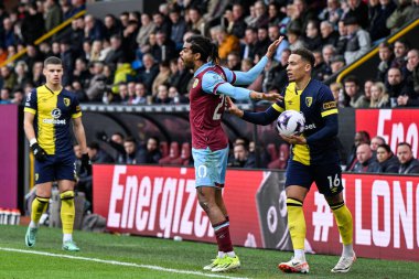 Burnley 'den Lorenz Assignon, 3 Mart 202' de Burnley, Burnley, İngiltere 'de oynanan Premier League maçında hakem David Coote' dan bir karar alamadığı için hayal kırıklığını gösteriyor.