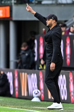 Burnley 'nin Vincent Kompany teknik direktörü, 3 Mart 202' de Burnley ile Burnnemouth arasında oynanan Premier League maçında oyuncularına talimat verir.