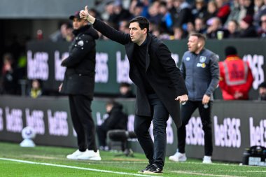 Bournemouth 'un Andoni Iraola teknik direktörü, 3 Mart 202' de Burnley ile Burnemouth arasında oynanan Premier Lig maçında oyuncularına onay verdi.