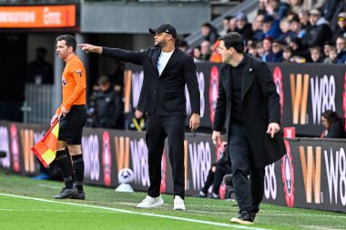 Burnley 'nin Vincent Kompany teknik direktörü, 3 Mart 202' de Burnley ile Burnnemouth arasında oynanan Premier League maçında oyuncularına talimat verir.