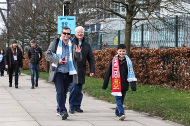 Taraftarlar maç için Manchester City ile Manchester United maçında Etihad Stadyumu, Manchester, İngiltere, 3 Mart 202 'de geldiler.
