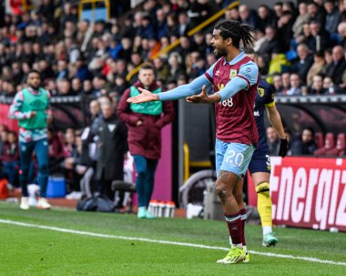 Burnley 'den Lorenz Assignon, 3 Mart 202' de Burnley, Burnley, İngiltere 'de oynanan Premier League maçında hakem David Coote' dan bir karar alamadığı için hayal kırıklığını gösteriyor.