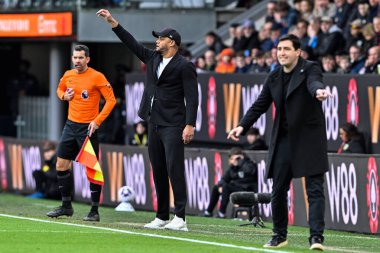 Burnley 'nin Vincent Kompany teknik direktörü, 3 Mart 202' de Burnley ile Burnnemouth arasında oynanan Premier League maçında oyuncularına talimat verir.