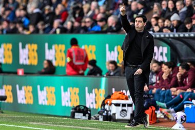 Bournemouth 'un Andoni Iraola teknik direktörü, 3 Mart 202 tarihinde Burnley ile Burnnemouth arasında oynanan Premier League maçında oyuncularına talimat verir.