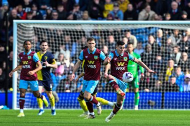 Burnley 'den Josh Cullen Premier Lig maçında topu kontrol ediyor Burnley, Burnley' e karşı Turf Moor, Burnley, İngiltere, 3 Mart 202