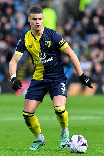 Bournemouth takımından Milos Kerkez, 3 Mart 202 tarihinde Burnley ile Burnemouth 'un Turf Moor, Burnley, İngiltere' de oynadıkları Premier League karşılaşmasında görev başında.