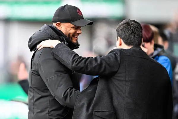 Burnley ve Bournemouth 'un Andoni Iraola teknik direktörü Vincent Kompany, 3 Mart 202' de Burnley, Burnley, İngiltere 'de Bournemouth' a karşı oynanan Premier Lig maçında kucaklaşır.