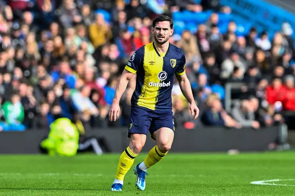 Premier Lig karşılaşmasında Bournemouthlu Lewis Cook Burnley 'e karşı Burnemouth Turf Moor, Burnley, İngiltere, 3 Mart 202