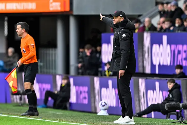 Burnley 'nin Vincent Kompany teknik direktörü, 3 Mart 202' de Burnley ile Burnnemouth arasında oynanan Premier League maçında oyuncularına talimat verir.