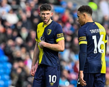 Bournemouth 'tan Ryan Christie, Bournemouth' dan Marcus Tavernier ile 3 Mart 202 'de Burnemouth Turf Moor' da Burnley 'e karşı oynadığı Premier League maçında görüştü.