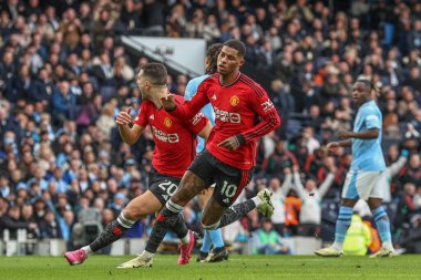 Manchester United takımından Marcus Rashford, Manchester City ile Manchester United arasındaki Premier League maçında 3 Mart 202 'de Etihad Stadyumu' nda 0-1 kazanma golünü kutluyor.