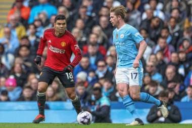 Manchester City 'den Kevin De Bruyne, Premier League maçında Manchester City ile Manchester United arasında oynanan Etihad Stadyumu' nda 3 Mart 202 'de oynanan karşılaşmada topu Manchester United' dan Casemiro 'ya yakın takibe aldı.