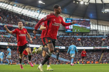Manchester United takımından Marcus Rashford, Manchester City ile Manchester United arasındaki Premier League maçında 3 Mart 202 'de Etihad Stadyumu' nda 0-1 kazanma golünü kutluyor.