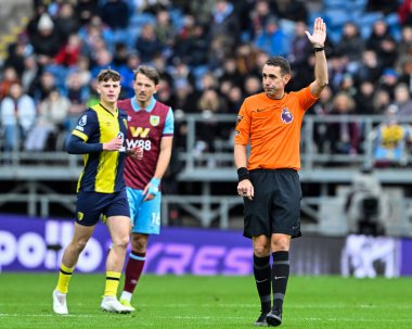 Hakem David Coote Premier Lig maçında Burnley, Bournemouth 'a karşı Turf Moor, Burnley, İngiltere, 3 Mart 202