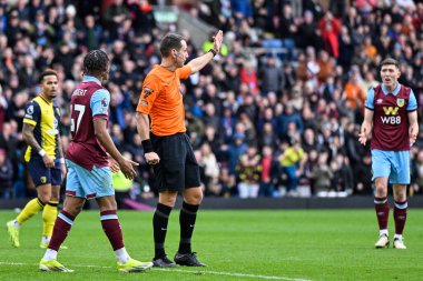 Hakem David Coote, Premier Lig maçında Burnley, Burnley, Burnley, İngiltere 'de 3 Mart 202' de oynanan maçta golü eşitlemeyi engelleyen serbest vuruş için işaret veriyor.