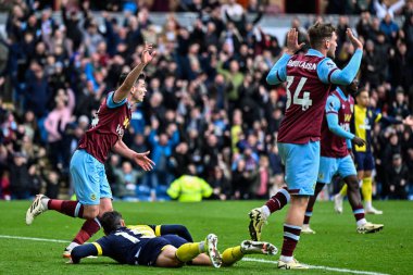 Burnley 'den Josh Cullen 1-1' lik galibiyetini kutluyor, ancak 3 Mart 202 'de Burnley' nin Burnemouth 'a karşı oynadığı Turf Moor, Burnley, Birleşik Krallık' ta oynanan Premier Lig karşılaşmasında faul yapılmamasına karar verildi.