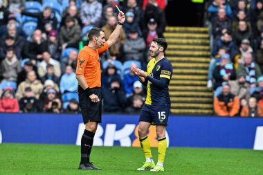 Bournemouth 'dan Adam Smith, Premier Lig maçında hakem David Coote tarafından Burnley-Bournemouth Turf Moor, Burnley, İngiltere' de 3 Mart 202 'de sarı kart gösterildi.