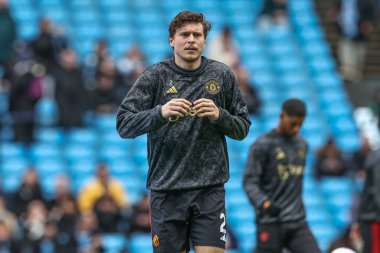 Manchester United 'dan Victor Lindelf Premier League maçında Manchester City ile Manchester United maçında 3 Mart 2024' te Etihad Stadyumu 'nda ısındı.