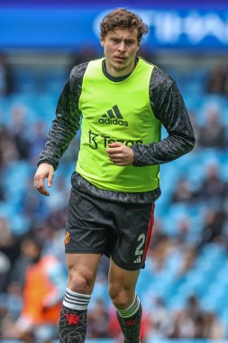 Manchester United 'dan Victor Lindelf Premier League maçında Manchester City ile Manchester United maçında 3 Mart 2024' te Etihad Stadyumu 'nda ısındı.