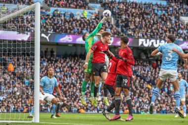 Manchester City 'den Ederson, Manchester United' ın 3 Mart 202 'de Etihad Stadyumu' nda Manchester City 'ye karşı oynadığı Premier League maçında Manchester United' ın köşesinden temiz yumruklar atıyor.
