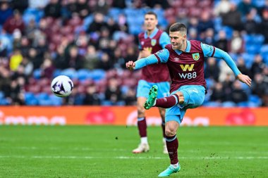 Burnley 'den Jhann Gumundsson Premier Lig maçında pas veriyor Burnley, Burnley' e karşı Turf Moor, Burnley, İngiltere, 3 Mart 2024 