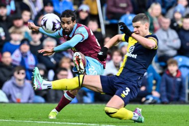 Burnley 'den Lorenz Assignon, 3 Mart 202' de Burnley, Burnnemouth 'a karşı oynadığı Premier Lig maçında topu geçti.