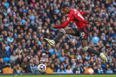 Manchester United takımından Marcus Rashford, Manchester City ile Manchester United 'ın 3 Mart 202' de Etihad Stadyumu 'nda oynanan Premier League maçında topa bağlanamadı.