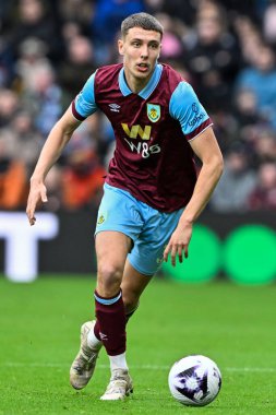 Burnley 'den Maxime Estve, 3 Mart 2024' te Burnley, Burnley 'e karşı oynadığı Premier Lig maçında topla ileri gidiyor.
