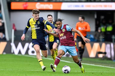 Burnley 'den Wilson Odobert, 3 Mart 202' de Burnley, Burnley 'e karşı oynadığı Premier Lig maçında topa vuruyor.