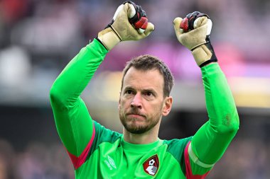 Bournemouth 'lu Neto, 3 Mart 202' de Burnley ile Burnemouth arasında oynanan Premier Lig maçında kazandığı galibiyeti kutluyor.