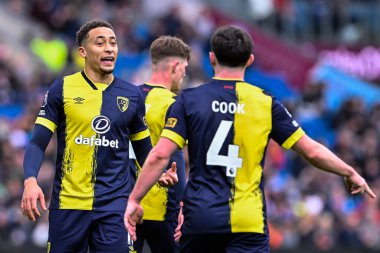 Bournemouth 'tan Marcus Tavernier, İngiltere' nin Burnley kentinde oynanan Premier Lig karşılaşmasında Bournemouthduring the Premier League maçında Lewis Cook ile görüştü.