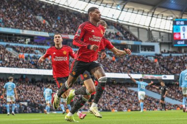 Manchester United takımından Marcus Rashford, Manchester City ile Manchester United arasındaki Premier League maçında 3 Mart 202 'de Etihad Stadyumu' nda 0-1 kazanma golünü kutluyor.