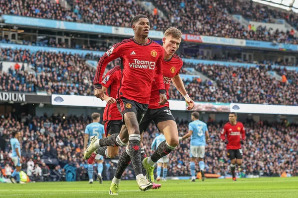 Manchester United takımından Marcus Rashford, Manchester City ile Manchester United arasındaki Premier League maçında 3 Mart 202 'de Etihad Stadyumu' nda 0-1 kazanma golünü kutluyor.