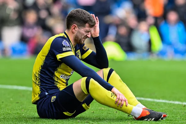 Bournemouth 'dan Chris Mepham, 3 Mart 202' de Burnley, Burnnemouth 'a karşı oynanan Premier Lig maçında kafasını tutarak yere düştü.