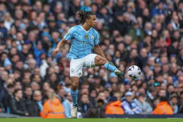 Nathan Von Manchester City Kontrolliert Den Ball Während Des Premier — Stockfoto