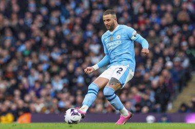Manchester City 'den Kyle Walker Premier Lig maçında pas veriyor Manchester City Manchester United' a karşı Etihad Stadyumu 'nda, 3 Mart 202
